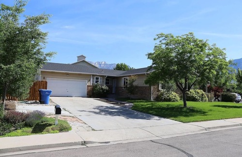 Lakeview House | Your Cozy Getaway: Near It All - Waffles too!