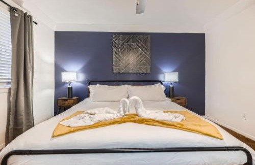 Bouldin Apartment | Your Cozy King Suite Getaway - Sleeps 4 - Pool, Prkg