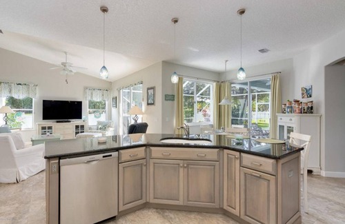 Merritt Island House | your dream house with swimming pool and friendly environment.