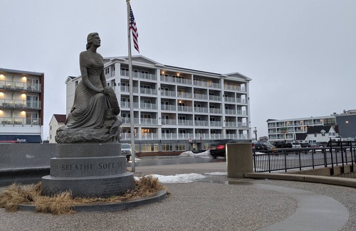 Hampton Apartment | Your family's next oceanfront vacation "Sandy Shores"