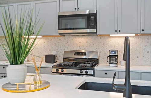 St. Johns House | Your Gated Retreat with 3 Unique Rentals Near DT