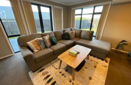 Pukehangi House | Your Happy place-Quiet area & Spa pool