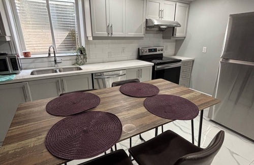 Brampton House | Your Home Away From Home Basement 3 Bedrooom 2 Full Washroom