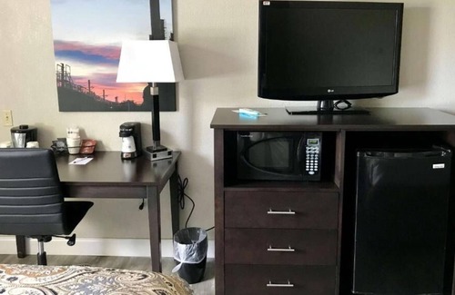 Bethlehem House | Your Home Away From Home! Onsite Pool, Pets Allowed, Free Parking