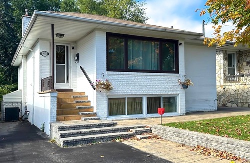 Bendale House | Your Home Away From Home: Fully Furnished 3 Bedroom Full House