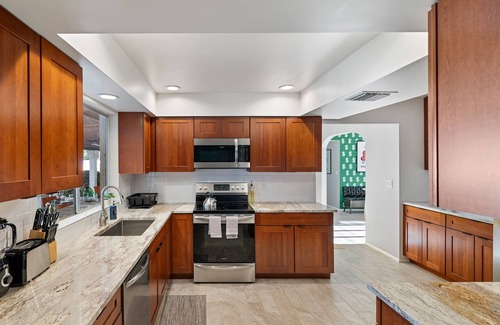 Peoria Ave Citizen's Group House | Your Home Away from Home: Pool, Monopoly, Hot Tub, Mini-Golf, BBQ, Luxury Home