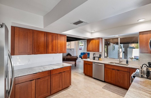 Peoria Ave Citizen's Group House | Your Home Away from Home: Pool, Monopoly, Hot Tub, Mini-Golf, BBQ, Luxury Home