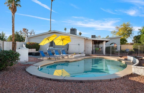 Peoria Ave Citizen's Group House | Your Home Away from Home: Pool, Monopoly, Hot Tub, Mini-Golf, BBQ, Luxury Home