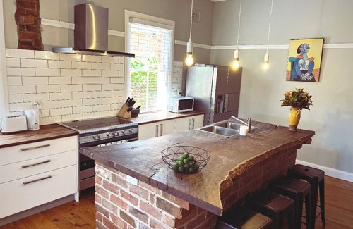 Dubbo House | Your home away from home, in a quiet street in central Dubbo!