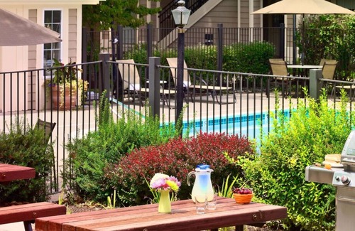 Dublin House | Your Home Away From Home! 3 Pet-friendly Units, Kitchenette, Free Parking, Pool