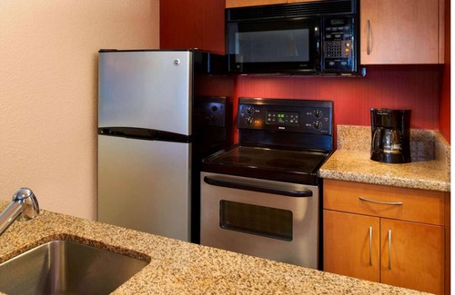 Warren Hotel | Your Home Away From Home! 2 Posh Units, w/Kitchen! Pet-Friendly, Free Breakfast