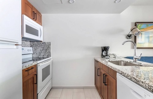 Pelican Key Hotel | Your Home Away From Home! Onsite Pool, Free Parking, Beach Front