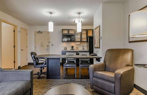 Baymeadows Hotel | Your Home in Jacksonville! Pet-friendly Suite with Full Kitchen! Parking Onsite!