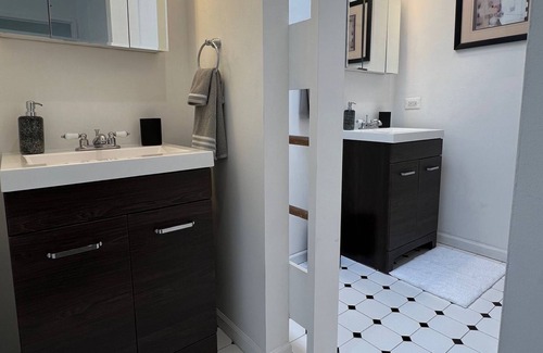 Old Town House | YOUR IDEAL LONG TERM - In the Heart of Lincoln Park w/Patio!