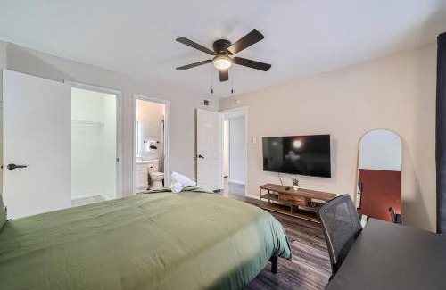 Brentwood Apartment | Your Modern 2B Getaway - W/D, Pool, Prkg - 10min to DTWN
