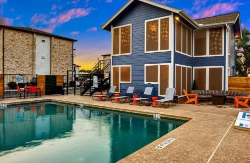 Brentwood Apartment | Your Modern 2B Getaway - W/D, Pool, Prkg - 10min to DTWN
