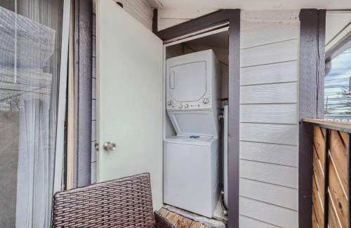 Brentwood Apartment | Your Modern 2B Getaway - W/D, Pool, Prkg - 10min to DTWN