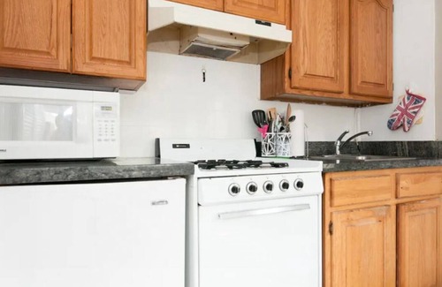 Lakeshore Apartment | Your own Private cottage in best area. Fast wifi, easy parking, free laundry