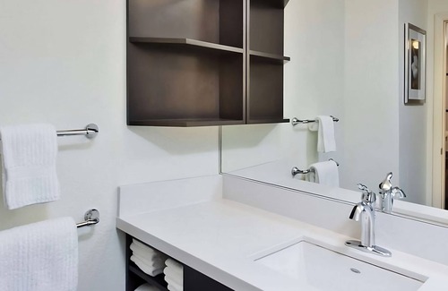 Southfield Hotel | Your Relaxing Getaway Awaits! Family-friendly Room w/Kitchen, Free Parking