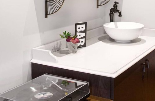 Riverside Hotel | Your Relaxing Getaway Awaits! 3 Comfortable Units, Near Toronto Eaton Centre