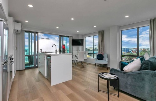 Auckland Central Business District Apartment | Your Renovated Retreat + CP