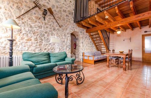 Maria de la Salut Apartment | YourHouse Deulosal, apartment in rural house with pool