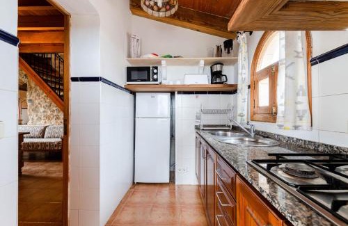Maria de la Salut Apartment | YourHouse Deulosal, apartment in rural house with pool