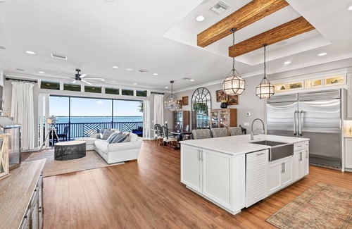 Weirsdale House | You’ve found the most luxurious lakefront rental in Central Florida!