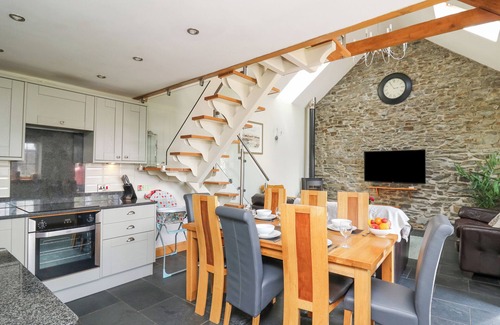 Glandyfi House | YR HEN BEUDY, pet friendly, country holiday cottage in Capel Bangor