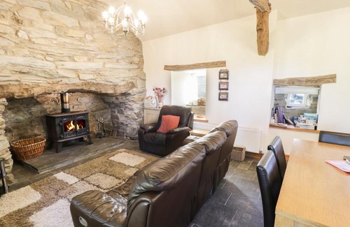 Ffestiniog House | Yr Hen Dy
