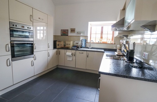 Newcastle Emlyn Cottage | YR HEN LLAETHDY, pet friendly, with hot tub in Newcastle Emlyn