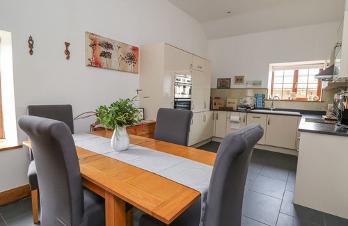 Newcastle Emlyn Cottage | YR HEN LLAETHDY, pet friendly, with hot tub in Newcastle Emlyn