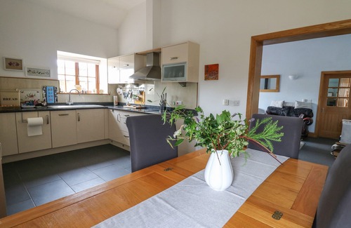 Newcastle Emlyn Cottage | YR HEN LLAETHDY, pet friendly, with hot tub in Newcastle Emlyn