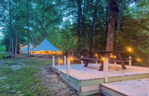 Stanton House | Yurt life/2 queen beds, Wi-Fi, FREE Shower house access