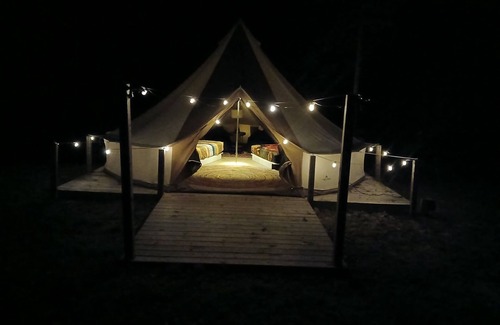 Stanton House | Yurt life/2 queen beds, Wi-Fi, FREE Shower house access