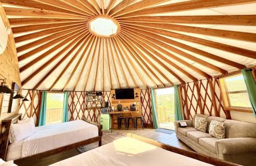 Orderville House | Yurt Overlook #4 with AC and Private Bath 2 Kings