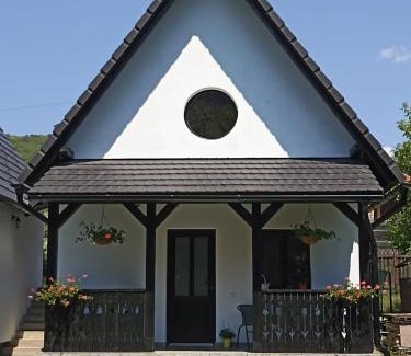 Praid House | Zöld Tulipán