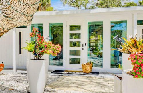 Siesta Key House | Zachs Siesta Key Beach House Heated Saltwater Pool Pet Friendly