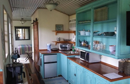Kerrville Cottage | Zannabella -Valley View Lodge - scenic views-breakfast included
