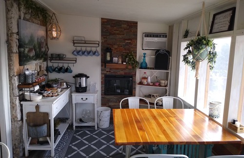 Kerrville Cottage | Zannabella -Valley View Lodge - scenic views-breakfast included