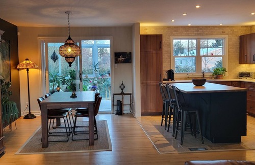 Saint-Bruno-de-Montarville Apartment | Zen et Romantique au Pied de la Montagne