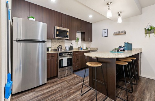 Prairie Village Apartment | Zen House 1 Bed 1Bath Free Wi-Fi Free Parking Spot Comfortable Stay w/Workspace