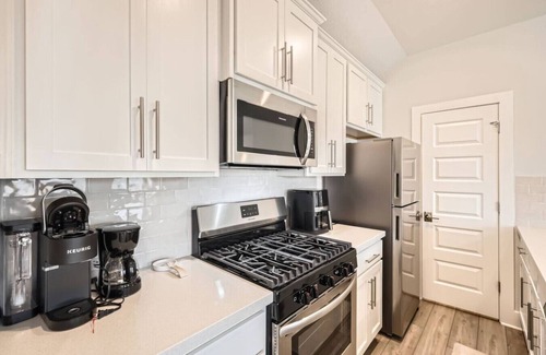 Austin House | Zen Oasis + 1BR Guesthouse + Mins to Skyline Park!
