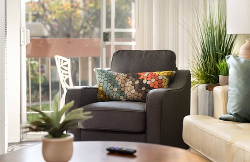 Monrovia Apartment | Zen Retreat W/♛King Bd,♥ of DT, Near Hospitals