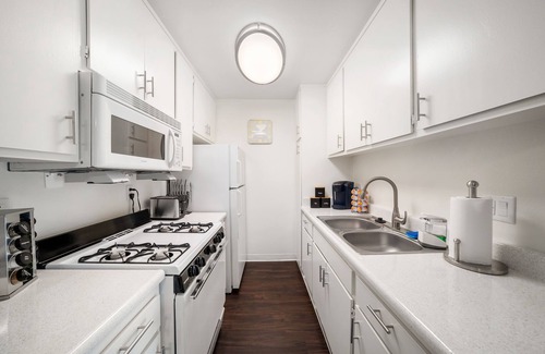 Monrovia Apartment | Zen Retreat W/♛King Bd,♥ of DT, Near Hospitals