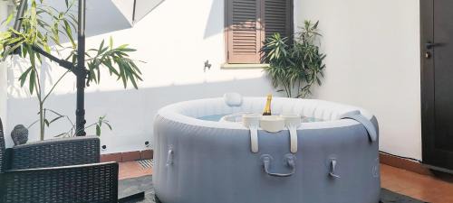 Casale Monferrato Apartment | Zen Retreat with Jacuzzi, Patio & Private Garage Plus Automatic Check in 24 7 with Netflix Dazn and Disney Plus