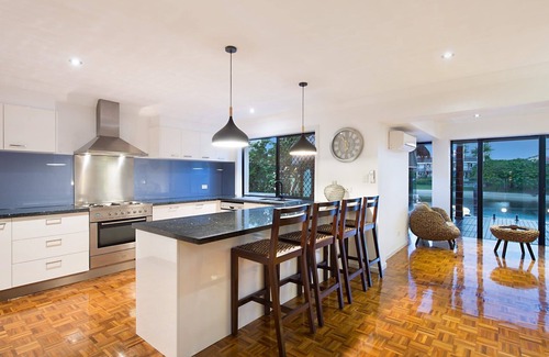 Broadbeach Waters House | Zen (With Car Parking)