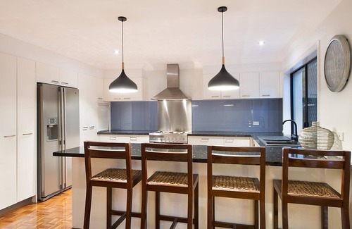Broadbeach Waters House | Zen (With Car Parking)