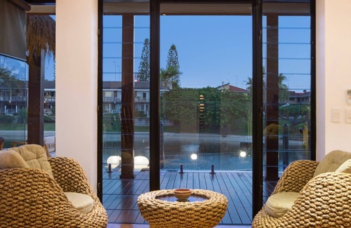Broadbeach Waters House | Zen (With Car Parking)