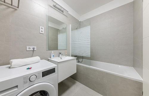 Zuglo Apartment | Zenit Sunrise Oasis -Garage, Balcony & Smart TV